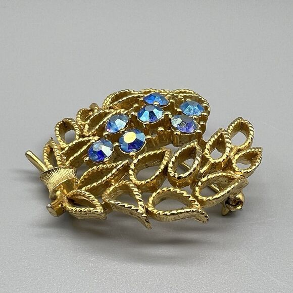 Vintage LISNER Laurel Wreath Brooch Pin Blue AB Rhinestone Gold Tone 60s Signed - Picture 3 of 15